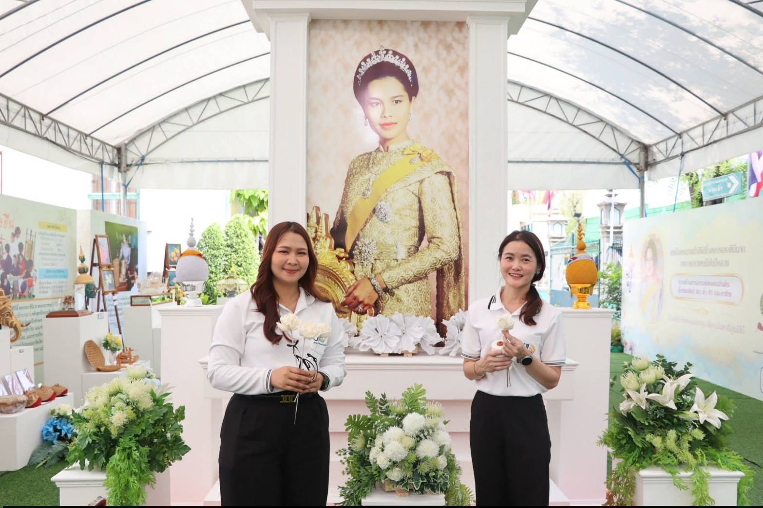 title - รัฐมนตรีว่าการกระทรวงเกษตรและสหกรณ์ พร้อมด้วยคณะผู้บริหาร ส.ป.ก. เข้าเยี่ยมชมโซนกิจกรรมฝึกอาชีพ Workshop งานศิลปหัตถกรรม (ศพส.) กิจกรรมจัดขึ้นภายใต้งาน วันคล้ายวันสถาปนาครบรอบ 51 ปี ส.ป.ก. ณ สำนักงานการปฏิรูปที่ดินเพื่อเกษตรกรรม